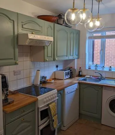 Stylish, Peaceful 2-Bed Flat With Free Parking Appartement New Barnet Buitenkant foto