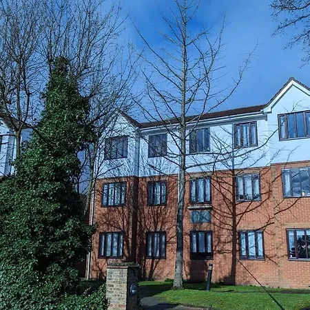 Stylish, Peaceful 2-Bed Flat With Free Parking Appartement New Barnet Buitenkant foto