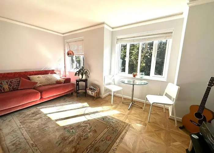 Stylish, Peaceful 2-Bed Flat With Free Parking