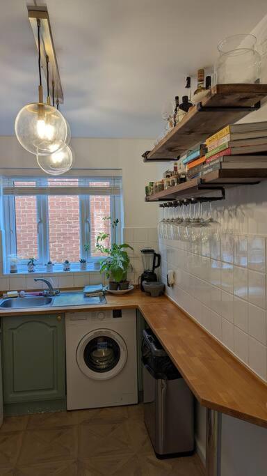 Apartment Stylish, Peaceful 2-bed Flat With Free Parking *