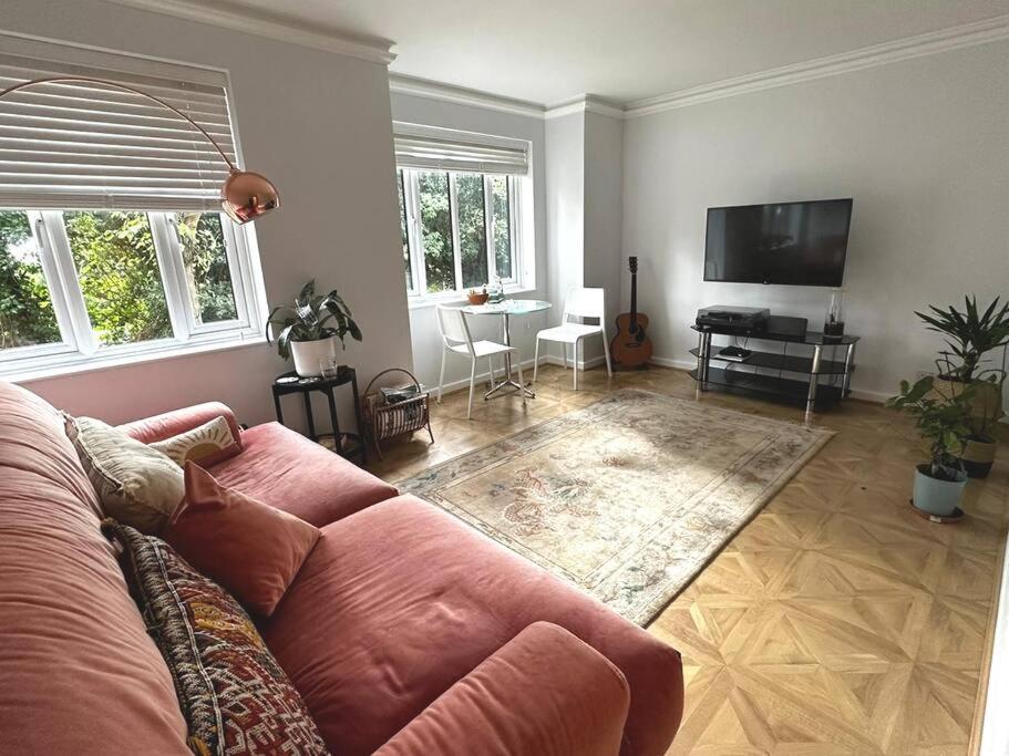 Apartment Stylish, Peaceful 2-bed Flat With Free Parking *