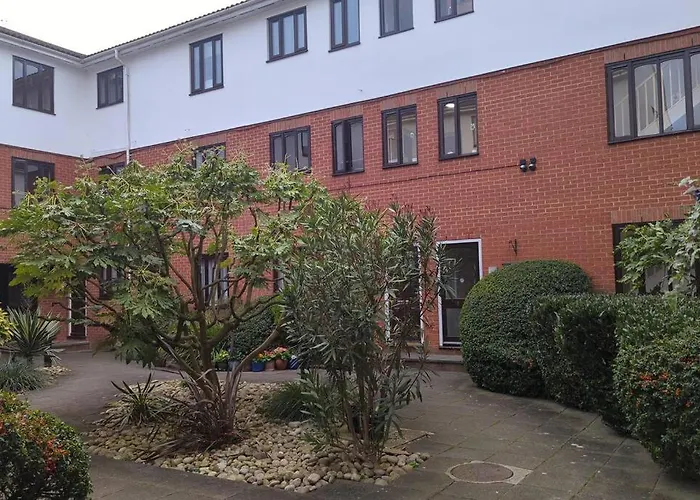 Stylish, Peaceful 2-Bed Flat With Free Parking